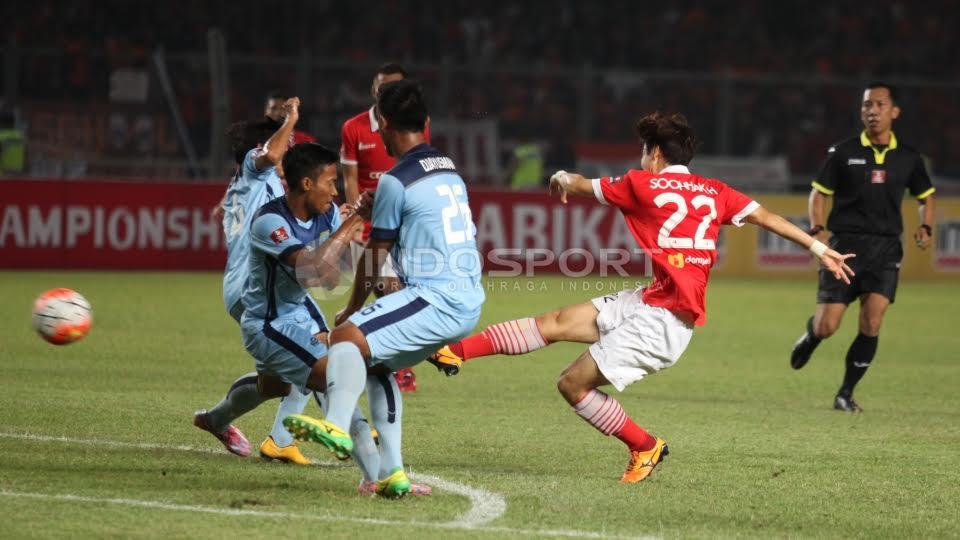 Pemain Persija Jakarta Soon Hak Hong melakukan tendangan ke arah gawang Persela Lamongan.